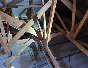 Zateplení stropu novostavby rodinného domu pomocí foukané izolace